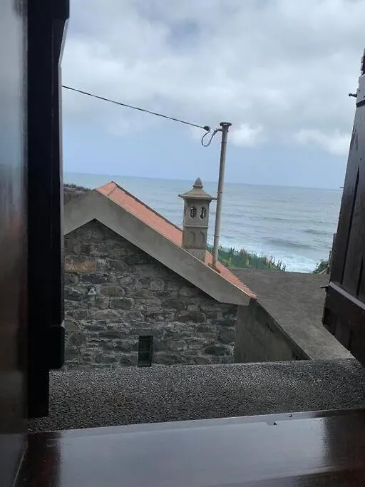 Cozy Chalet With Ocean View Seixal