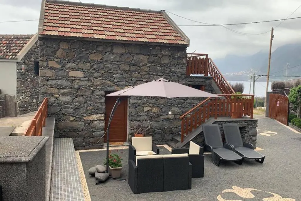 Cozy Chalet With Ocean View location