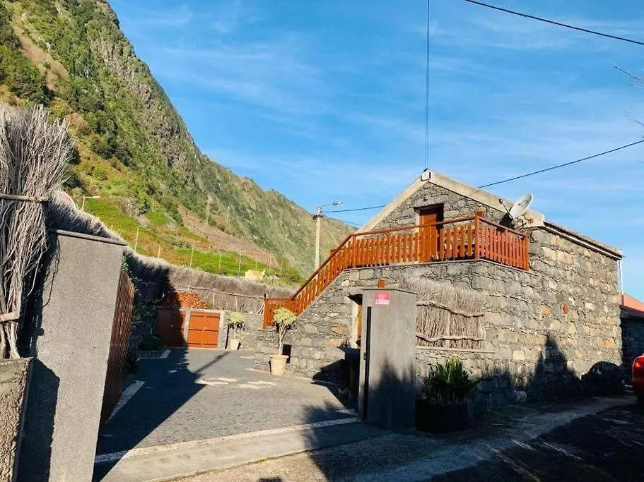 Cozy Chalet With Ocean View Seixal