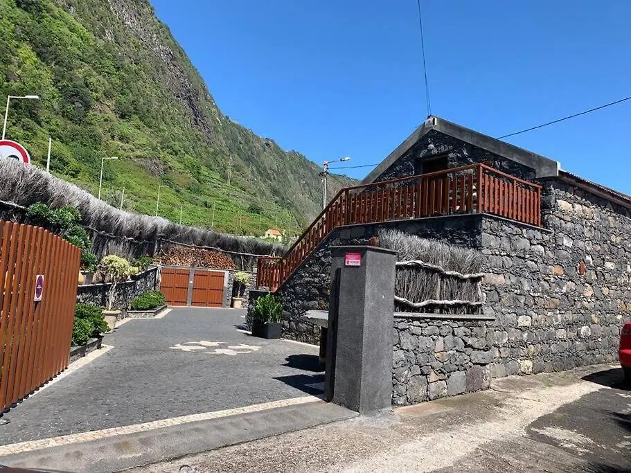 Cozy Chalet With Ocean View Seixal