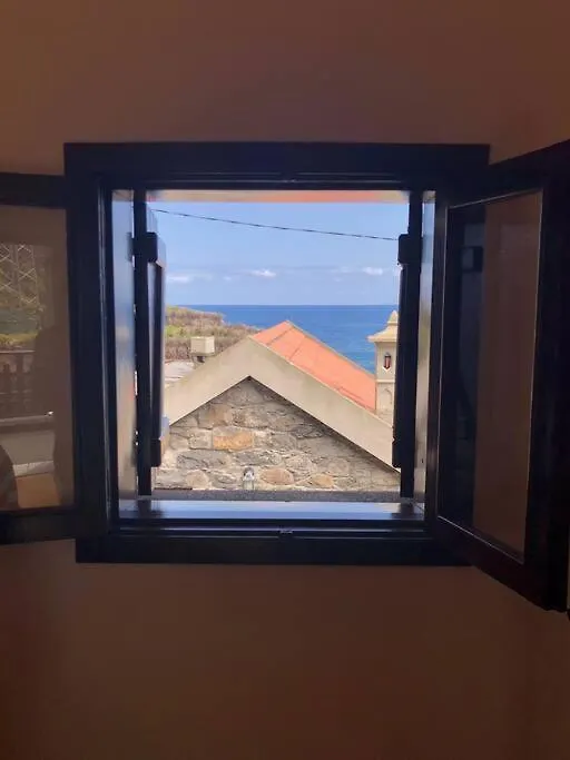 Cozy Chalet With Ocean View Seixal
