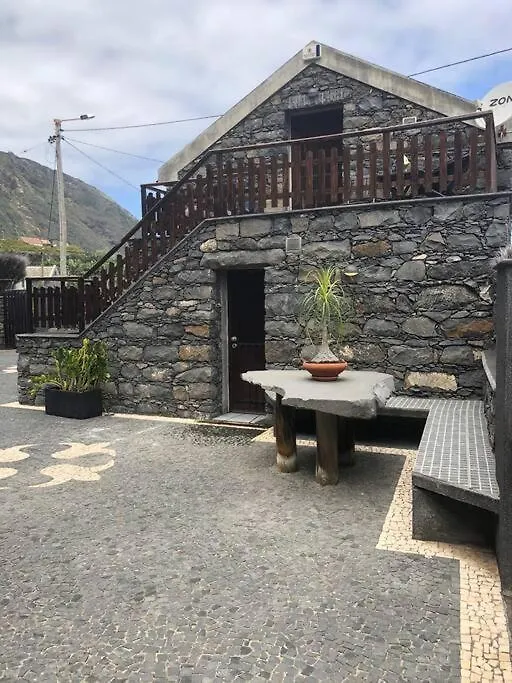 Cozy Chalet With Ocean View Seixal